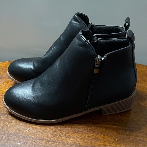 Rosy Black around-Toe Ankle Boots - Picture 3 of 8